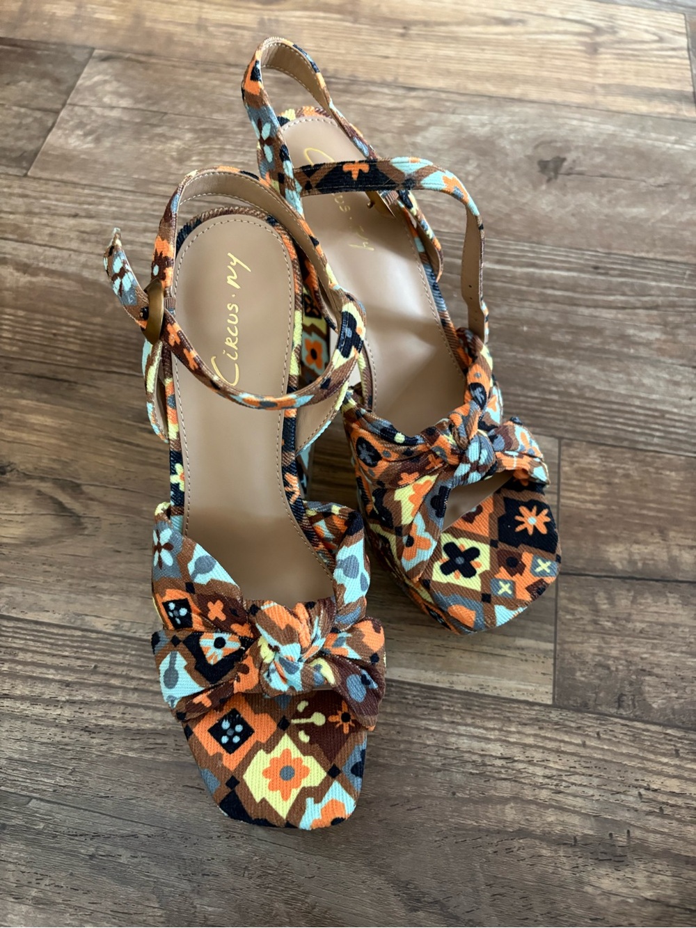 NWT VINTAGE Circus NY Platforms